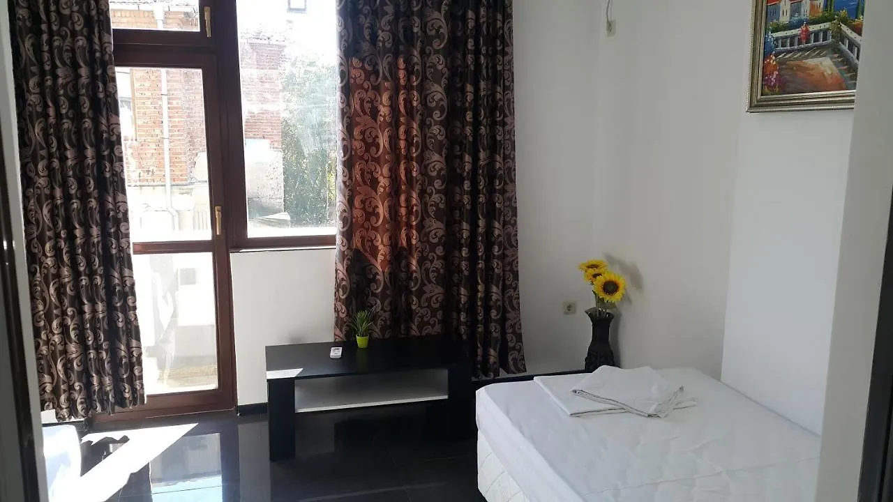 Central Beach Guest Rooms Burgas Apartment